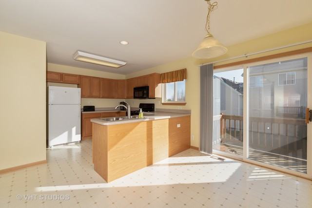 923 Emerald Dr - Photo 3 of 10