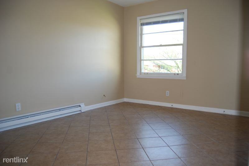 1512 Oakwood Ave NE - Photo 2 of 7