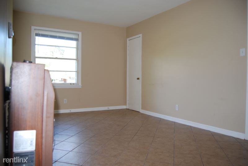 1512 Oakwood Ave NE - Photo 3 of 7