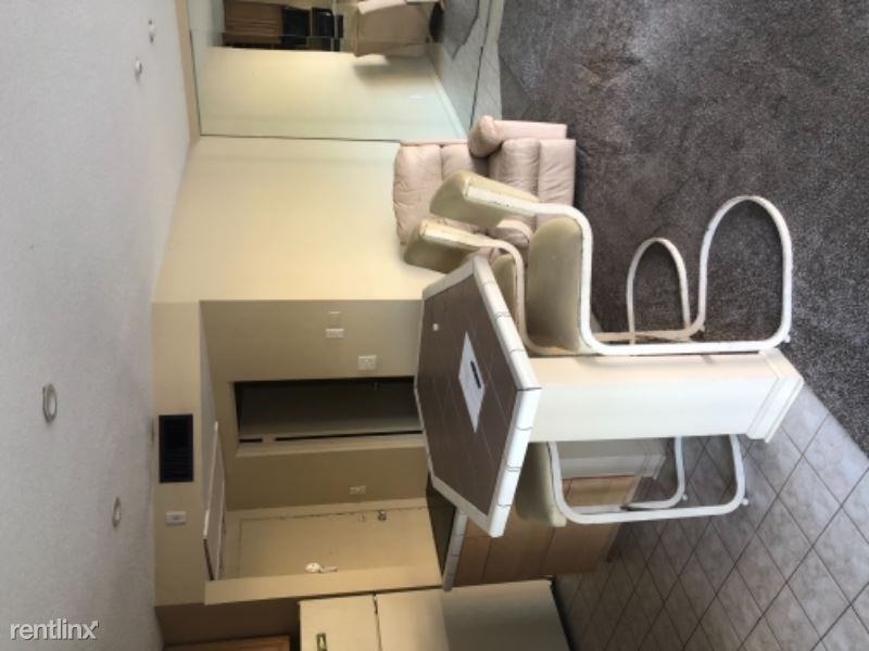 1012 N Shore Dr NE - Photo 2 of 9