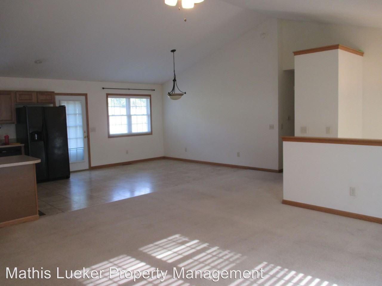 1111 Manor Dr - Photo 3 of 14