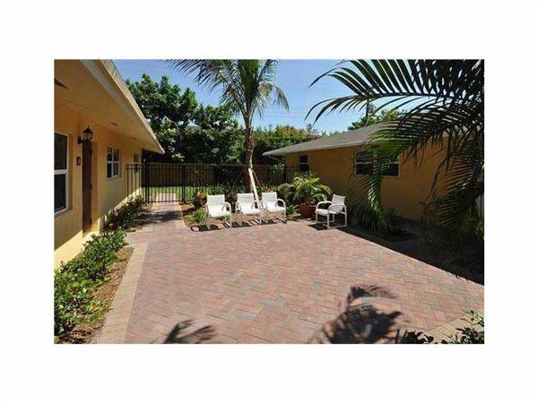 421 SE 16th St - Photo 2 of 7