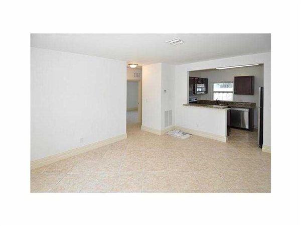 421 SE 16th St - Photo 3 of 7