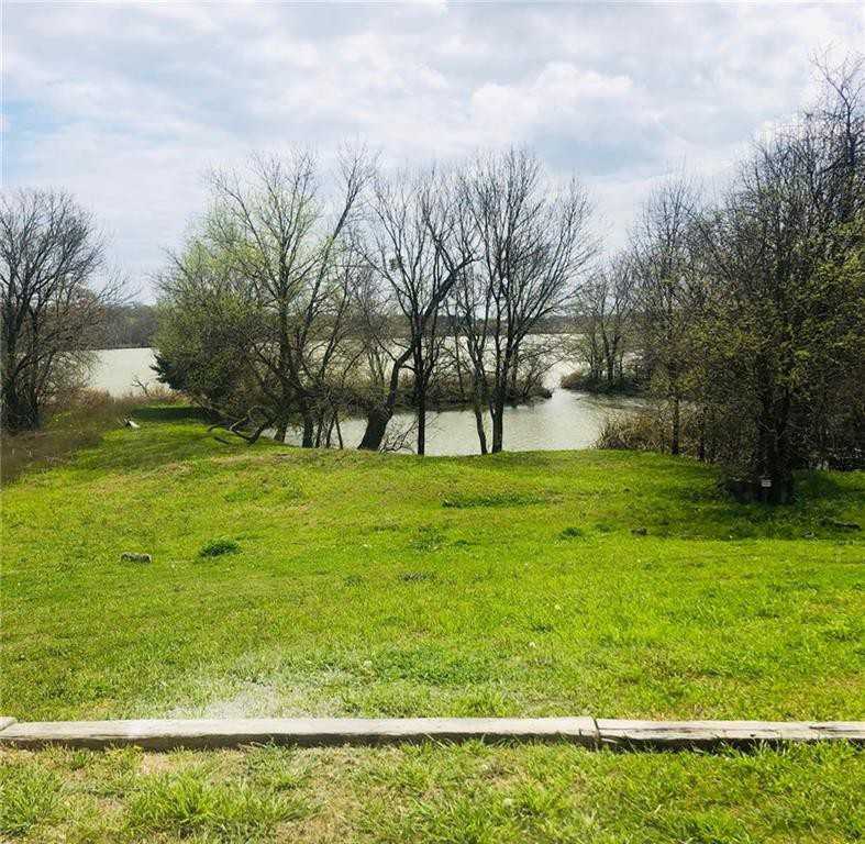 755 Lakeside Dr - Photo 2 of 10