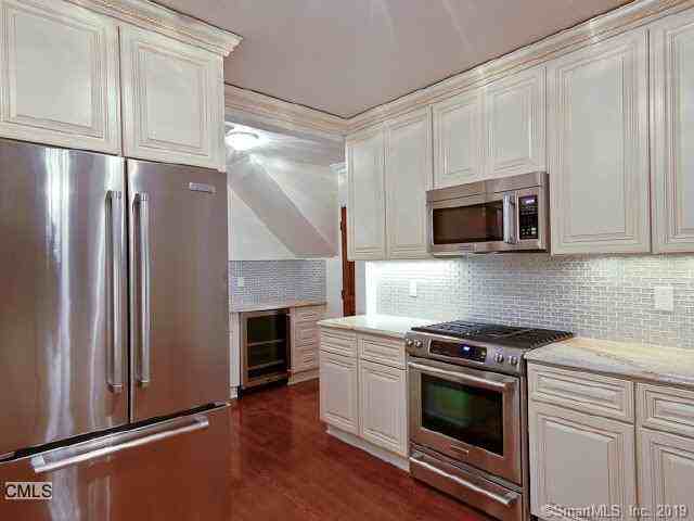 957 Shippan Ave - Photo 3 of 9