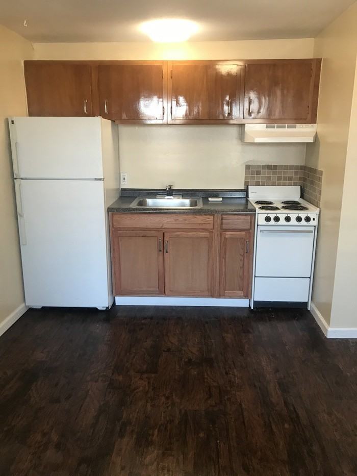 658 N Salina St - Photo 2 of 5