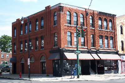 658 N Salina St - Photo 3 of 5