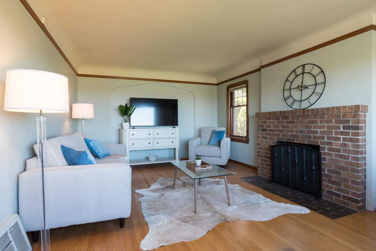 Tudor-style Queen Anne home with garden - Photo 2 of 19