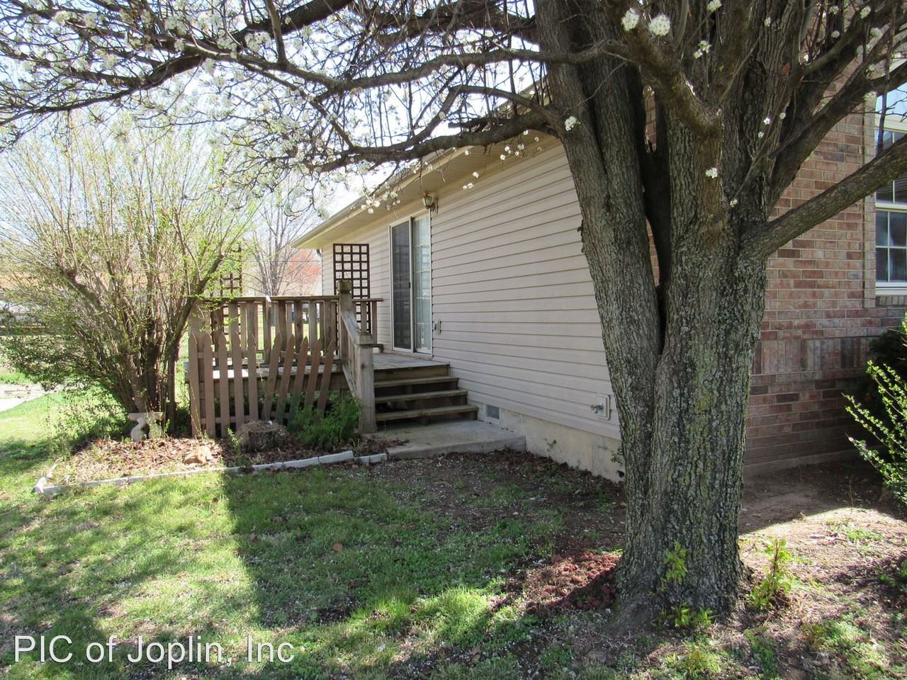 501 W Briarbrook Ln - Photo 2 of 14