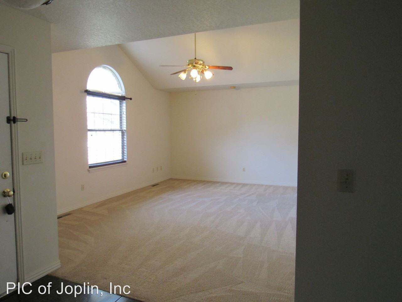 501 W Briarbrook Ln - Photo 3 of 14