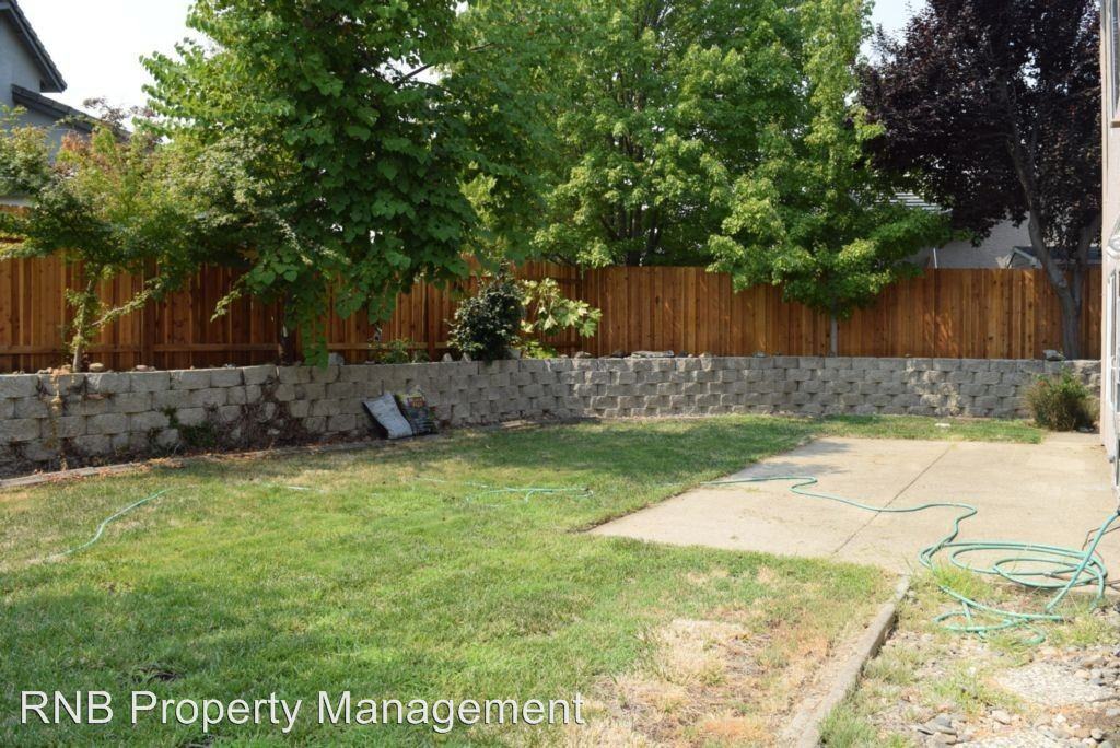215 Singer Ln - Photo 3 of 22