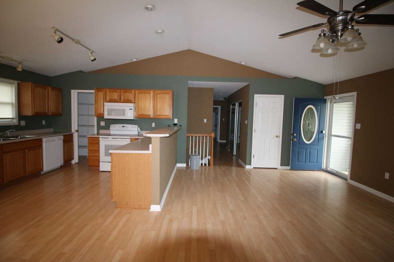 683 Lindsey Dr - Photo 3 of 14