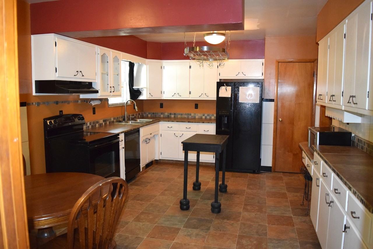 1337 N Mitchner Ave - Photo 2 of 14