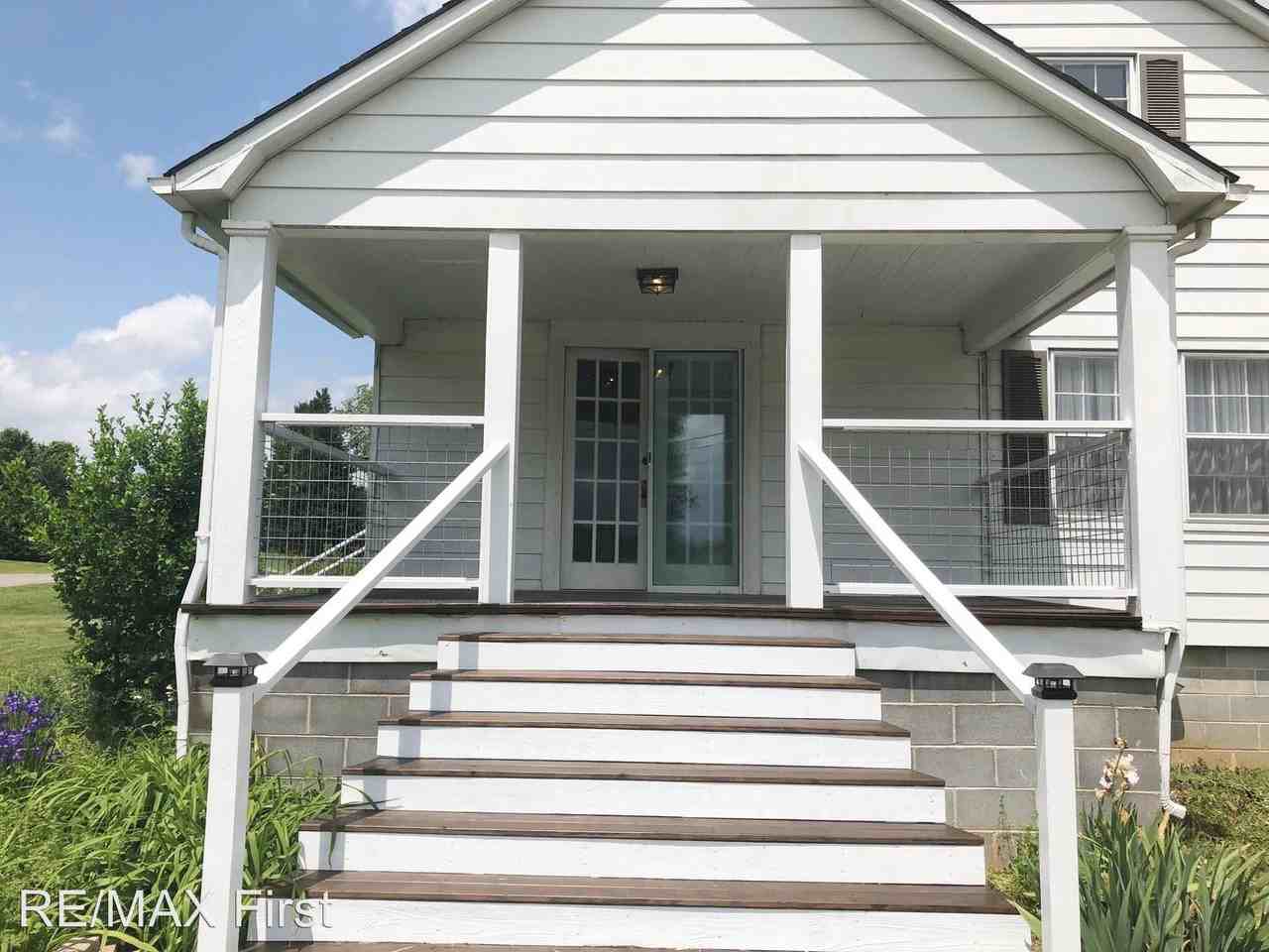 140 Lou Goddard Ln - Photo 3 of 21