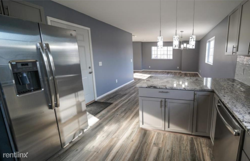 124 3rd Ave S - Photo 3 of 10