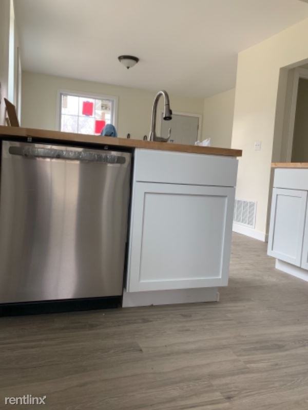 621 33rd St NE - Photo 2 of 9