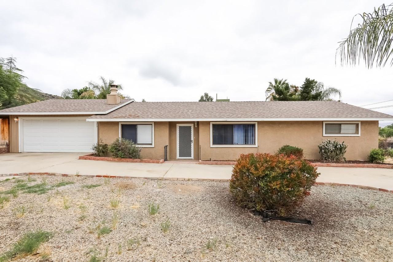 17379 Curtis Ave - Photo 3 of 23