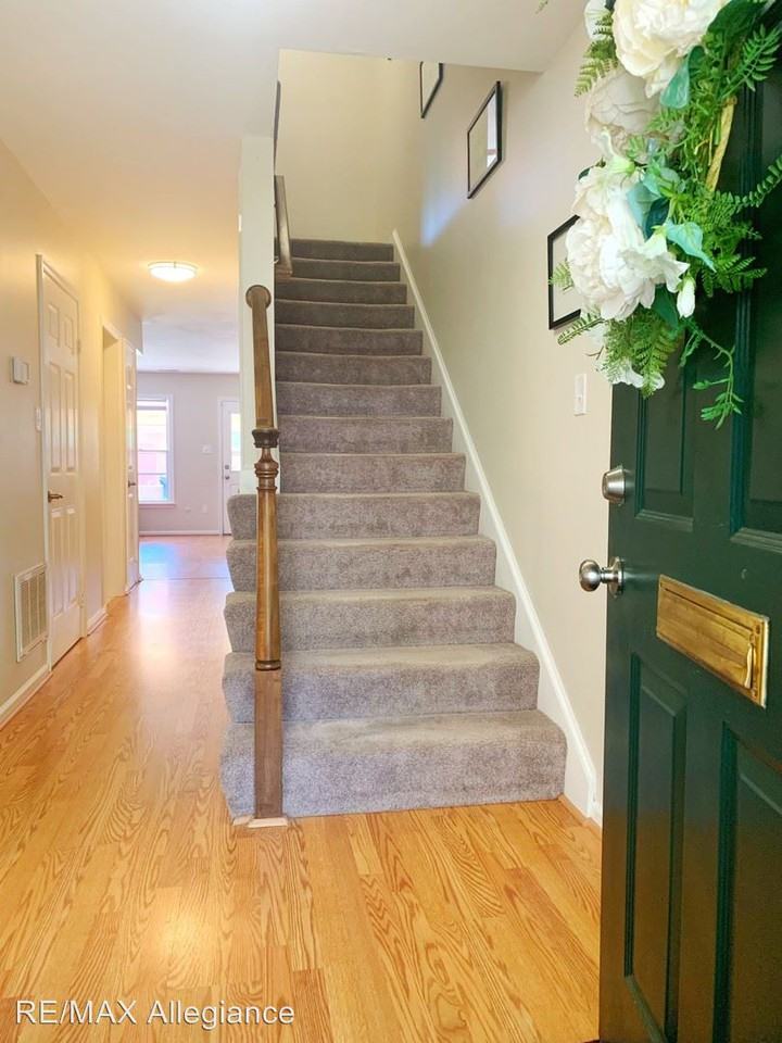 1018 Llewellyn Mews - Photo 2 of 16