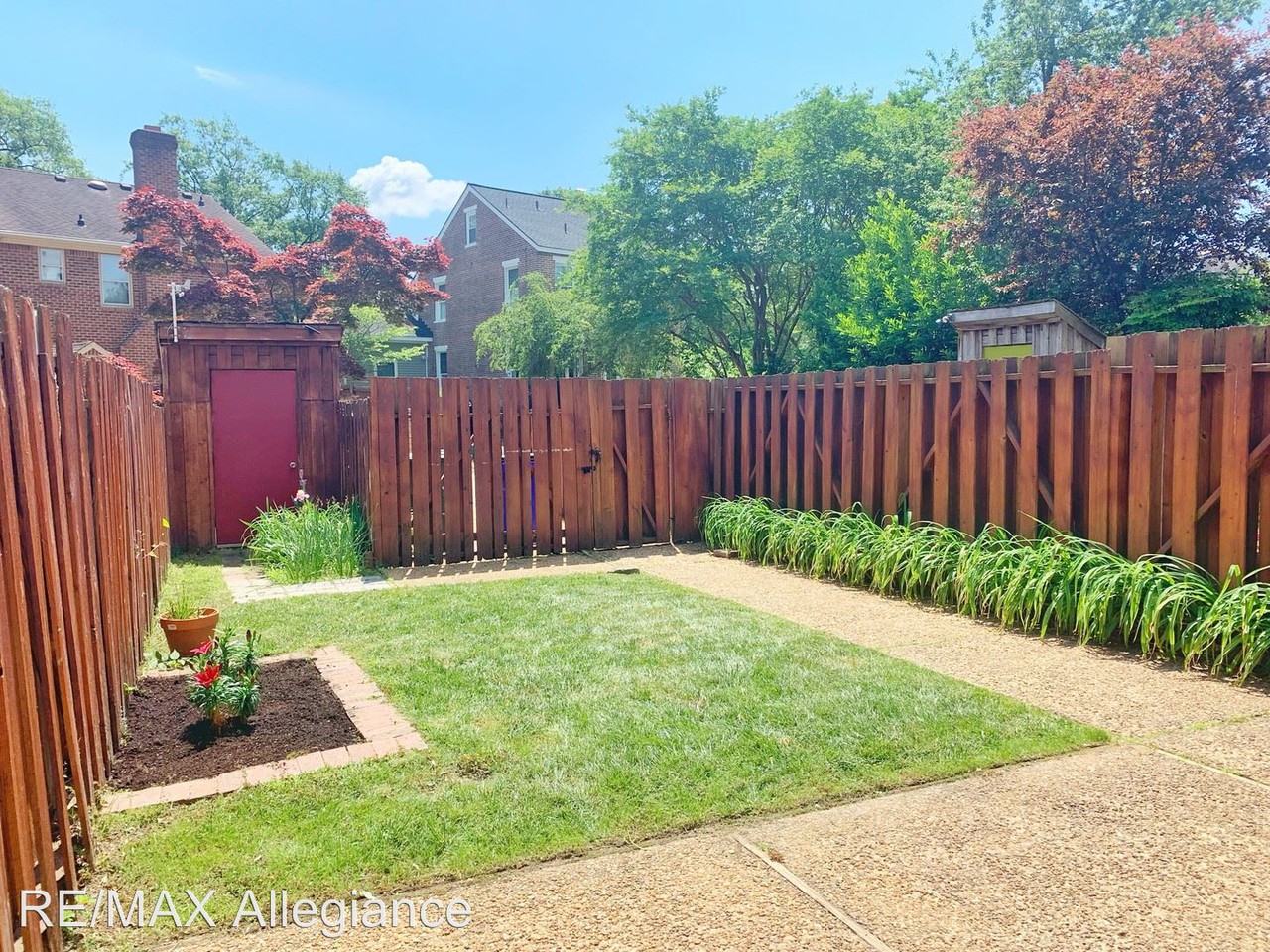 1018 Llewellyn Mews - Photo 3 of 16