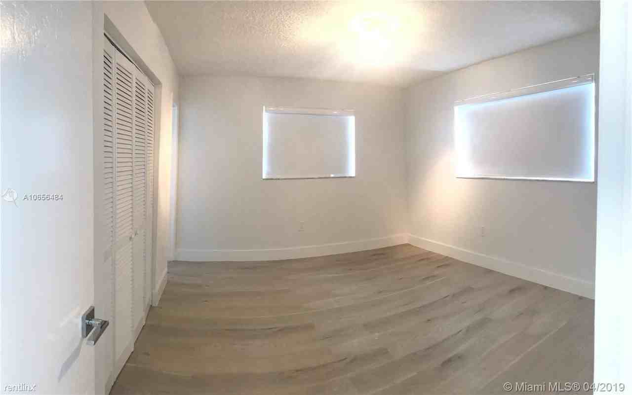 444 SW 4th St - Photo 3 of 9