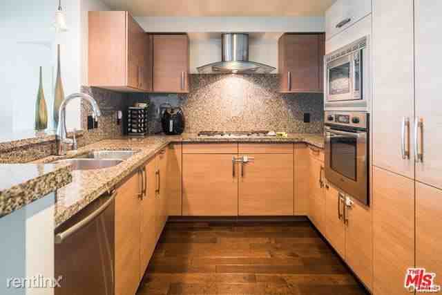 13650 Marina Pointe Dr - Photo 3 of 10