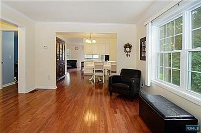 112 Cypress St - Photo 3 of 15