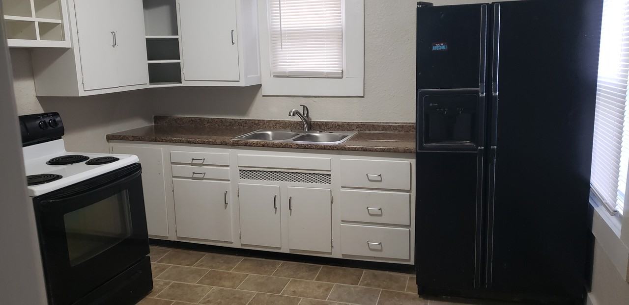 525 S Bosart Ave - Photo 2 of 5