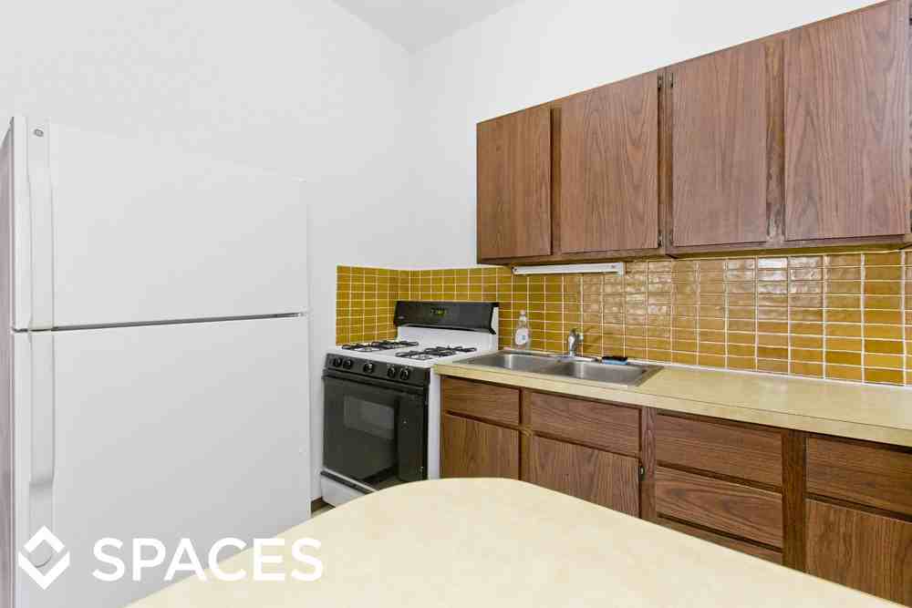 646-50 W Briar - Photo 3 of 7