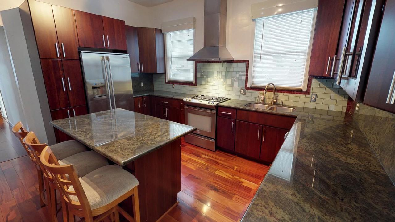 Vibrant Oak Center townhome near BART - Photo 4 of 13