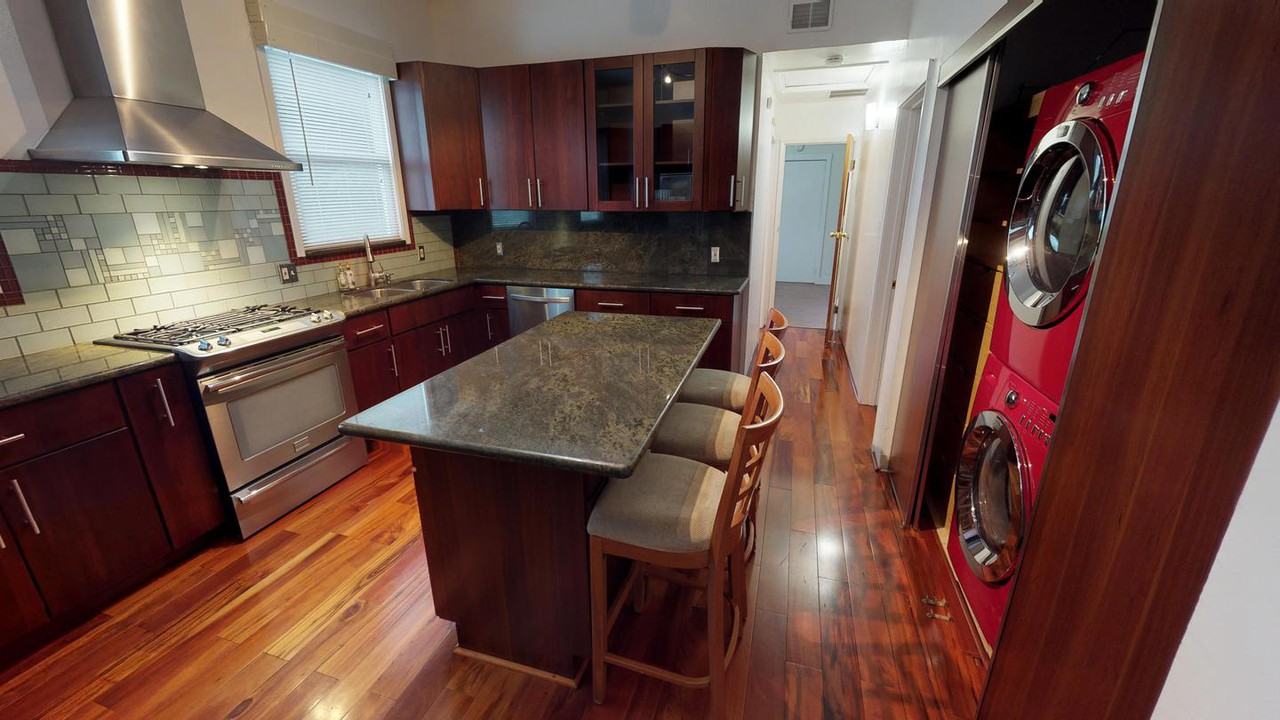 Vibrant Oak Center townhome near BART - Photo 5 of 13
