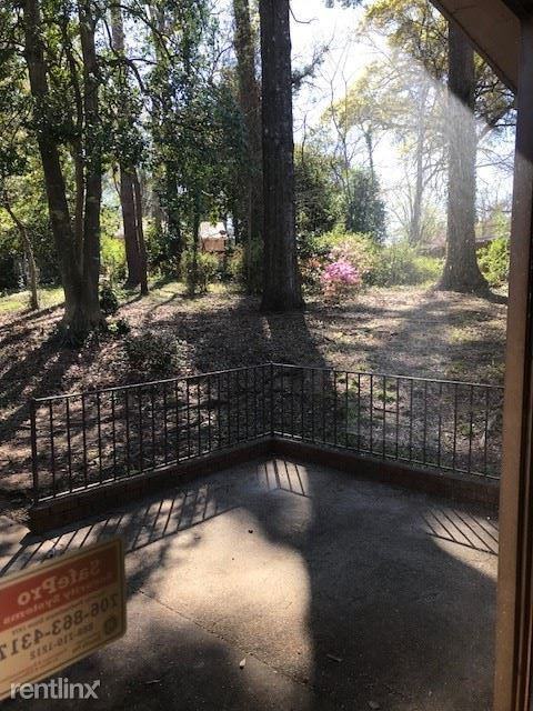 1113 Glen Ct - Photo 2 of 11