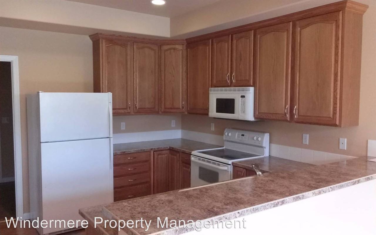 180 Blalock Dr - Photo 2 of 15