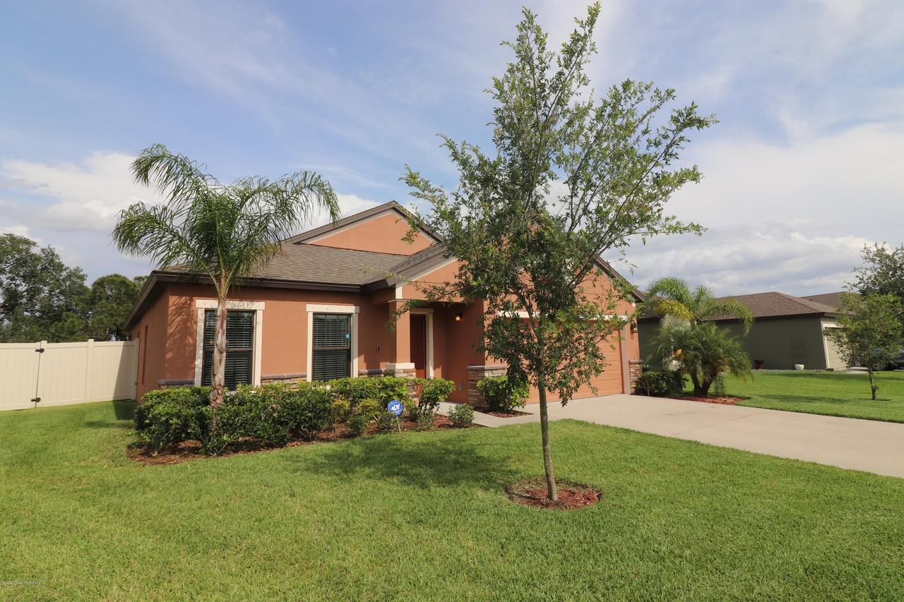 1055 Sangria Cir - Photo 3 of 21