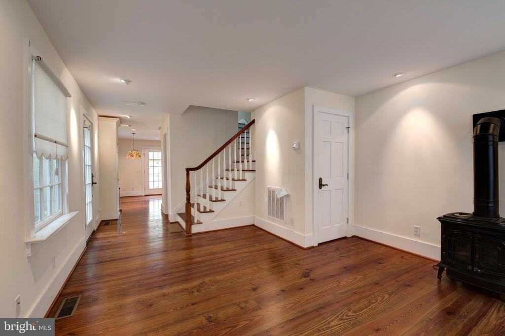 109 S Kent St - Photo 2 of 12