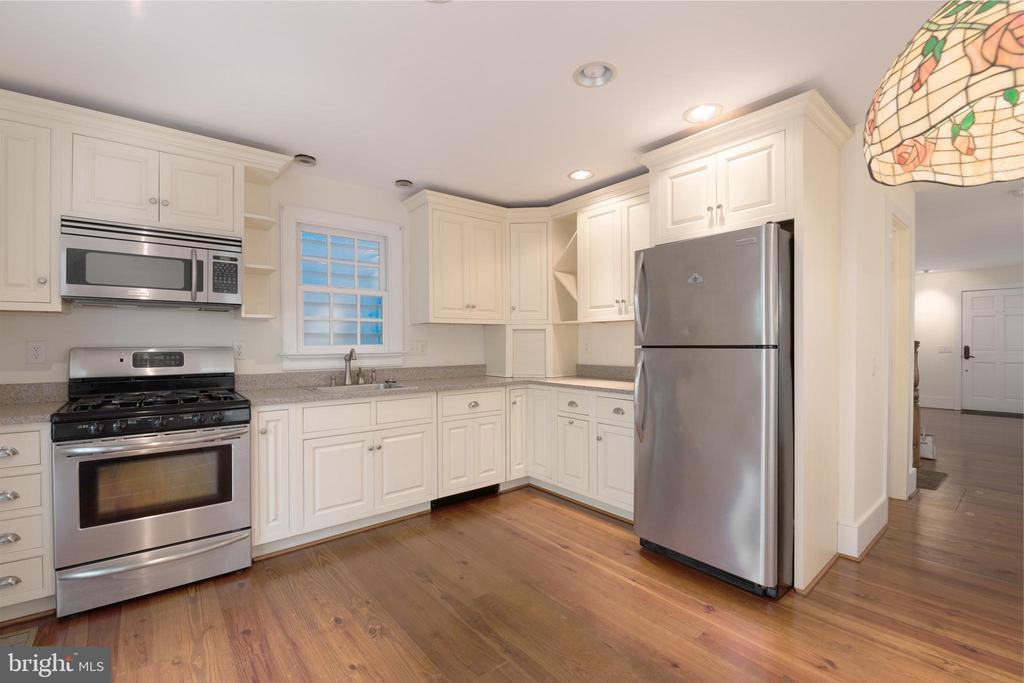 109 S Kent St - Photo 3 of 12