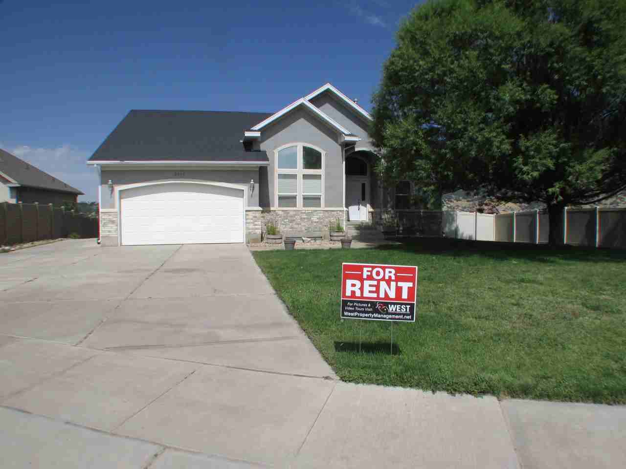 2076 E View Dr - Photo 2 of 45