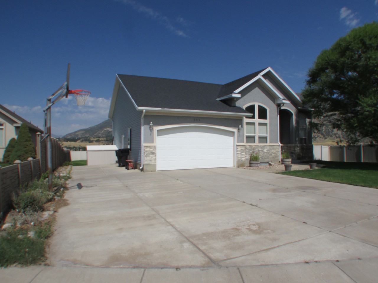 2076 E View Dr - Photo 3 of 45