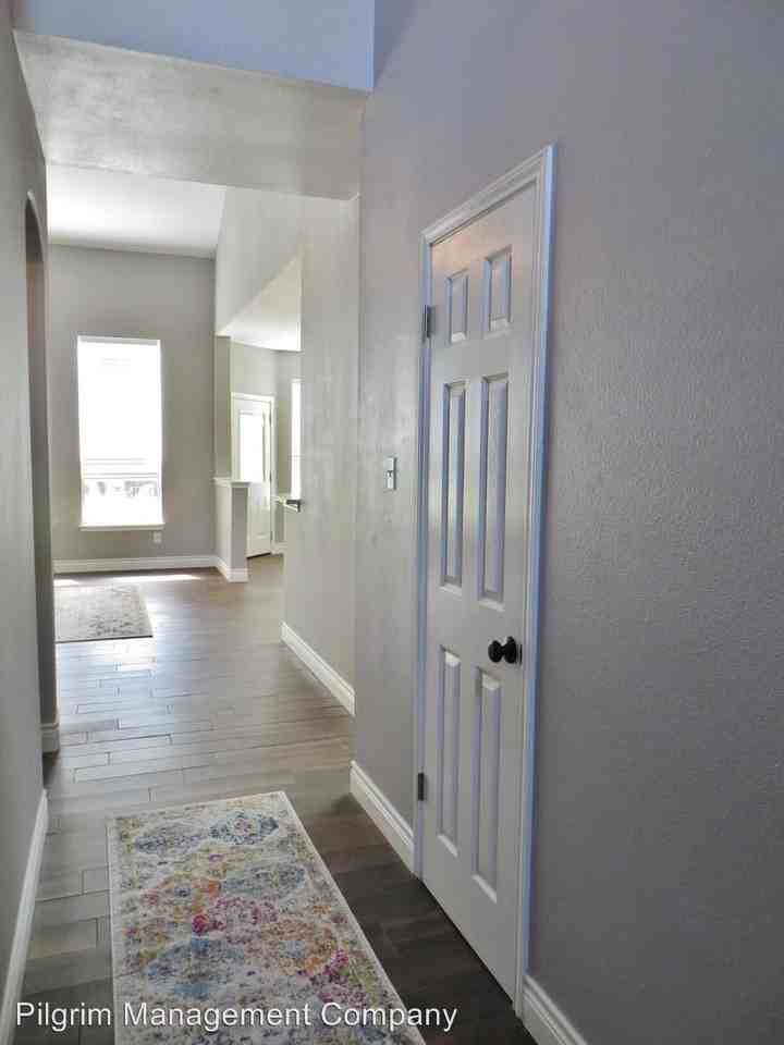 420 Hanover Court - Photo 3 of 49