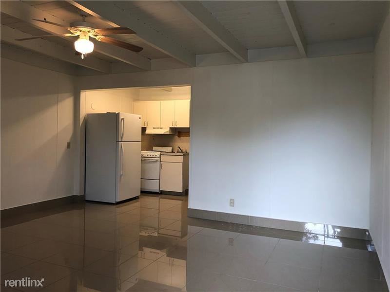 1079 SE 22nd Ave - Photo 2 of 5