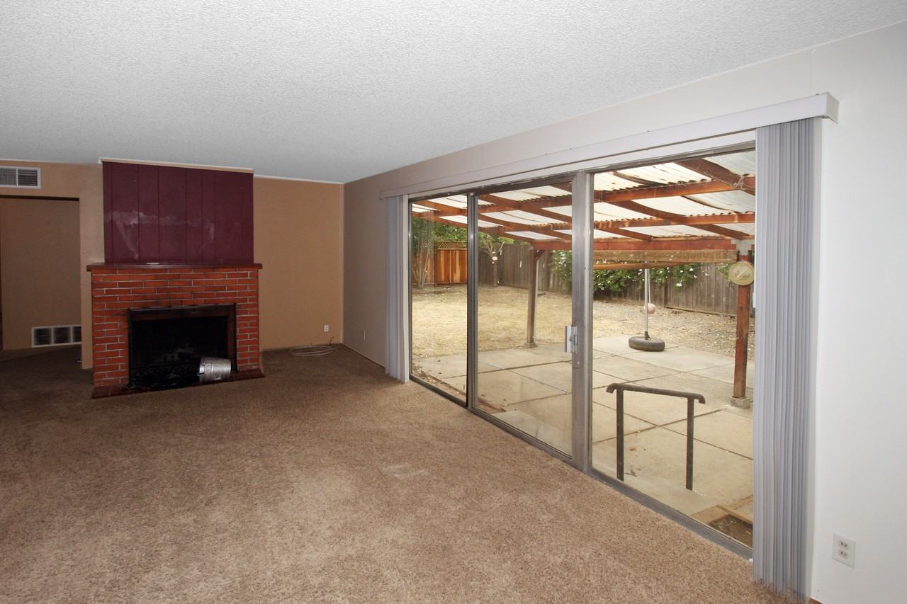 3931 Mulberry Drive - Photo 3 of 9