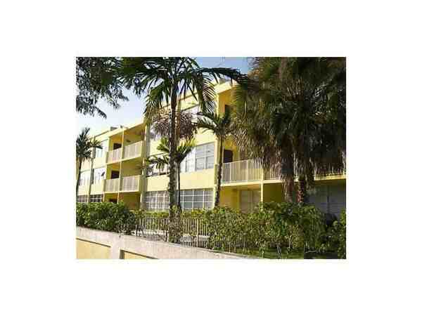 2175 NE 170th St - Photo 3 of 7