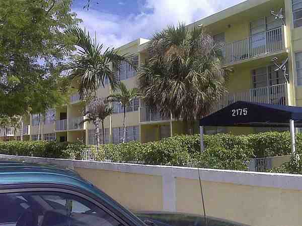 2175 NE 170th St - Photo 2 of 7