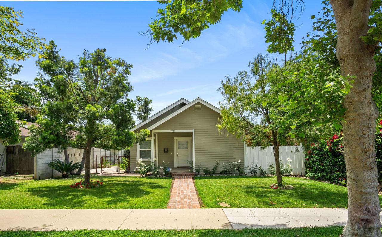 404 W 3rd St - Photo 2 of 23