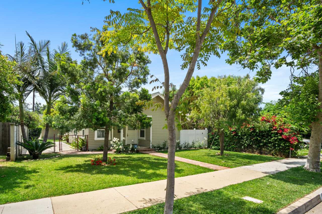 404 W 3rd St - Photo 3 of 23