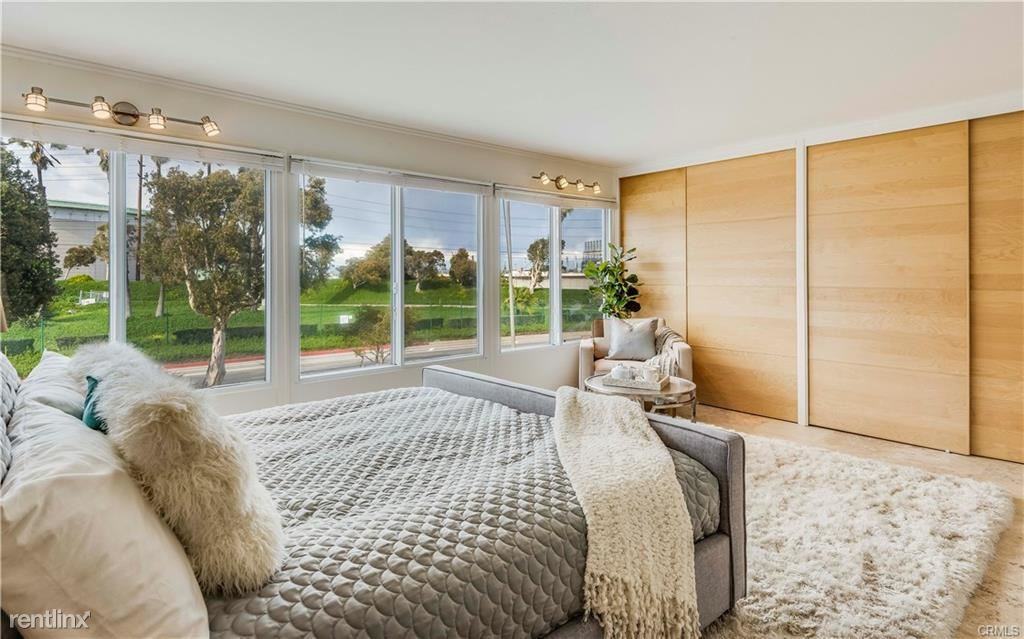 460 Rosecrans Ave - Photo 2 of 9