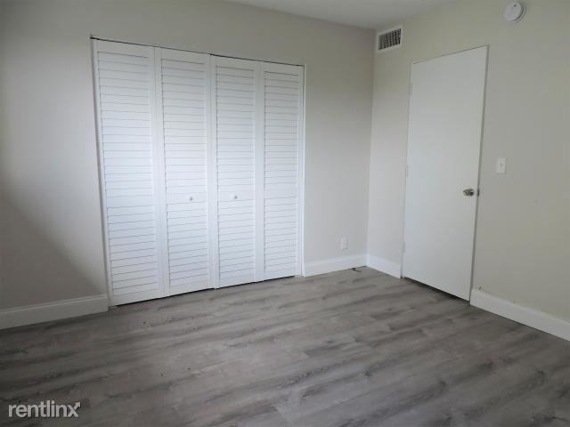 2711 Vandiver Dr - Photo 2 of 5