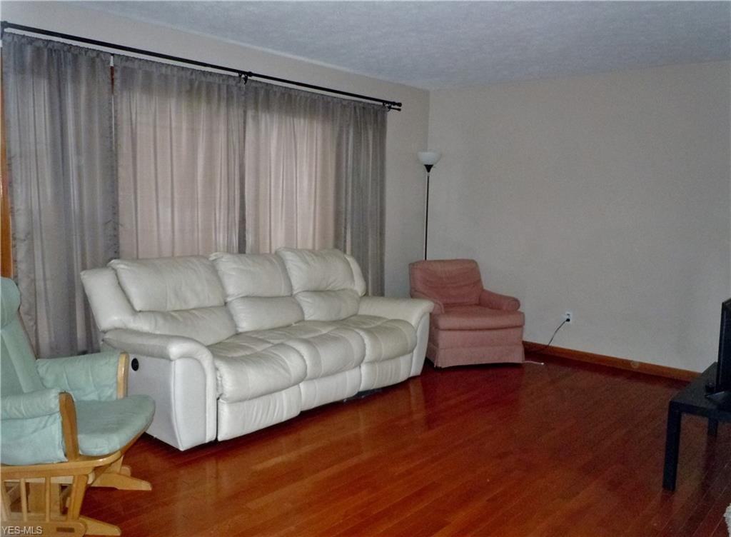 28525 Lakeshore Blvd - Photo 3 of 9