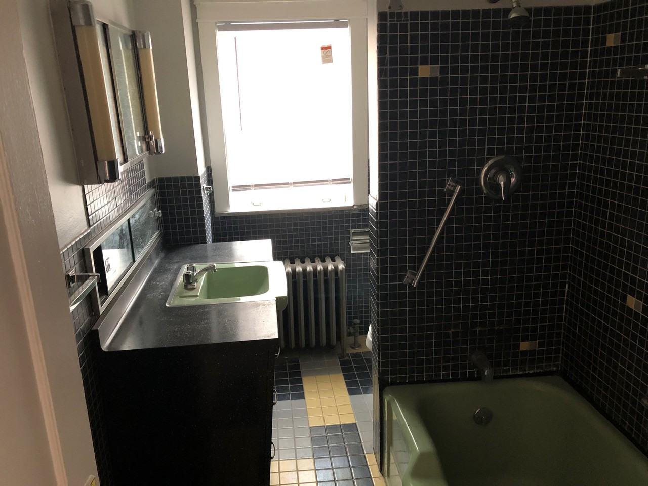 738 Windsor St - Photo 3 of 11