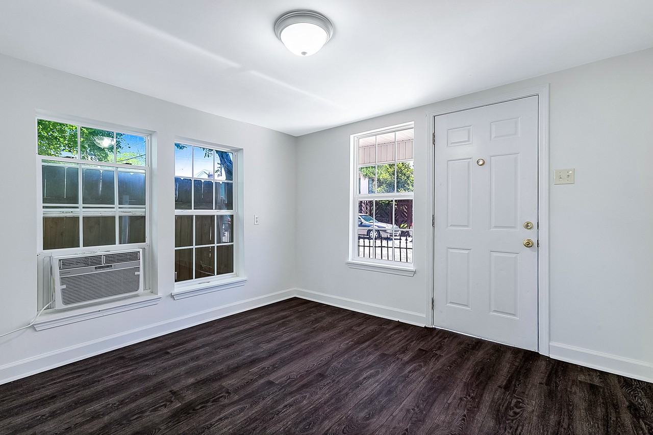 4935 S Robertson St - Photo 2 of 6