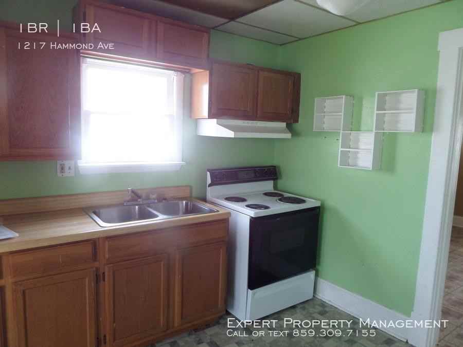 1217 Hammond Ave - Photo 2 of 9